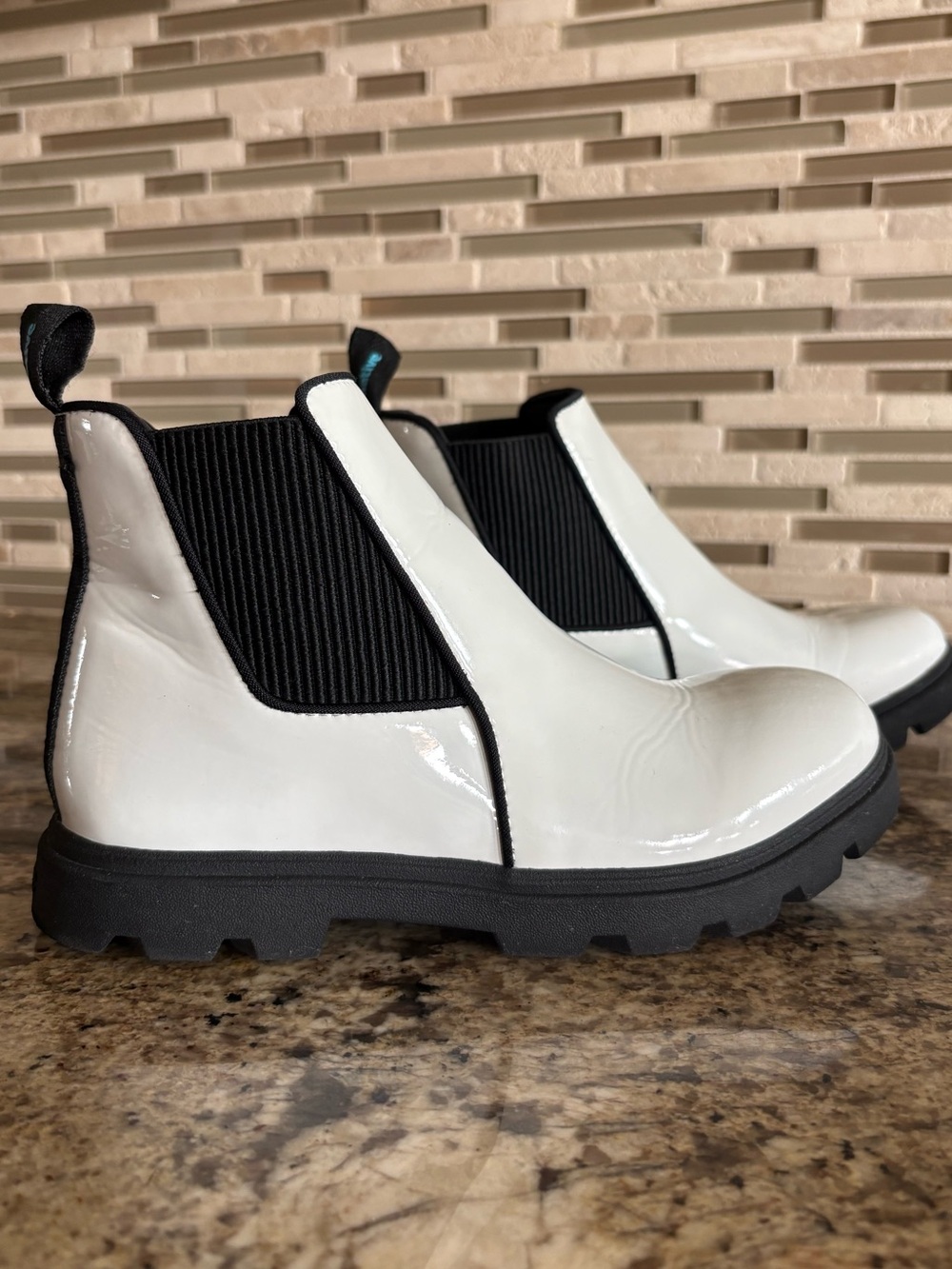 Native Shoes Kids Kensington Treklite Gloss‎ Chelsea Boots White Black Size 4